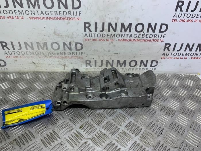 Dynamosteun boven van een BMW 1 serie (F20) 120d 2.0 16V 2013