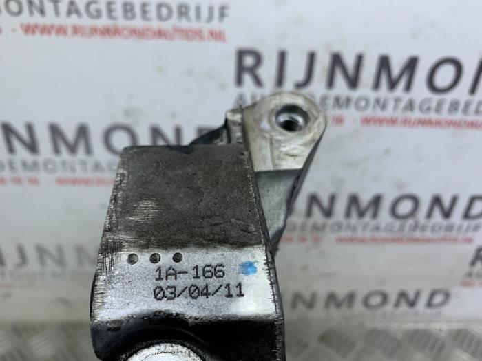 Dynamosteun boven van een BMW 1 serie (F20) 120d 2.0 16V 2013
