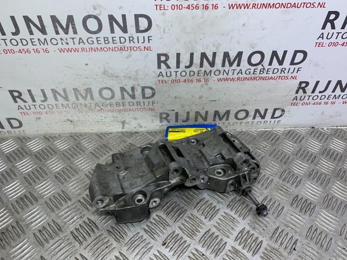 Gebruikte Dynamosteun boven BMW 1 serie (F20) 120d 2.0 16V Prijs € 60,50 Inclusief btw aangeboden door Autodemontage Rijnmond BV