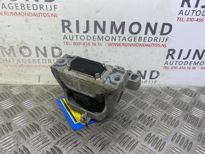 Gebruikte Motorsteun Volkswagen Caddy Combi III (2KB,2KJ) 1.6 TDI 16V Prijs € 24,20 Inclusief btw aangeboden door Autodemontage Rijnmond BV