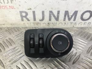 Gebruikte Licht Schakelaar Opel Adam 1.2 16V Prijs € 15,00 Margeregeling aangeboden door Autodemontage Rijnmond BV