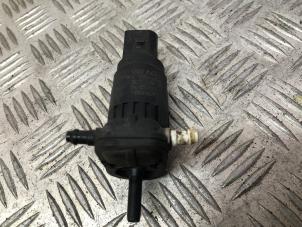 Gebruikte Ruitensproeierpomp voor Volkswagen Caddy III (2KA,2KH,2CA,2CH) 2.0 SDI Prijs op aanvraag aangeboden door Autodemontage Rijnmond BV