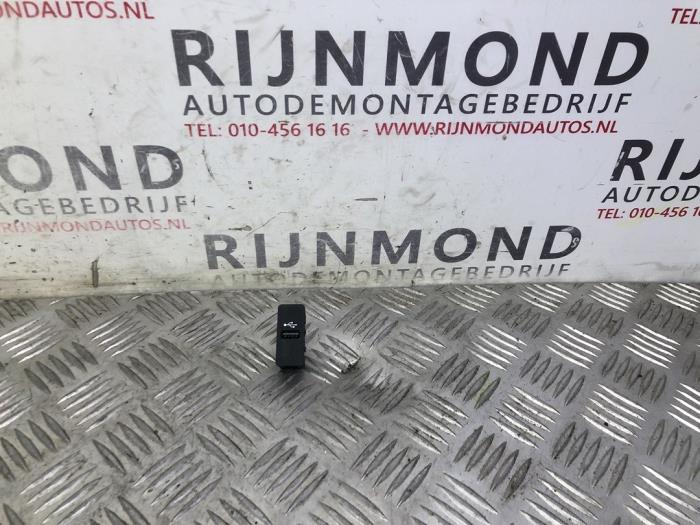 Gebruikte AUX/USB aansluiting BMW 1 serie (F20) 120i 2.0 16V Prijs € 30,25 Inclusief btw aangeboden door Autodemontage Rijnmond BV