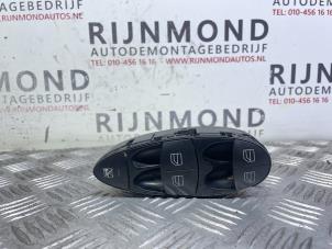 Gebruikte Ruit schakelaar elektrisch Mercedes E (W211) 2.2 E-220 CDI 16V Prijs € 40,00 Margeregeling aangeboden door Autodemontage Rijnmond BV