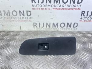Gebruikte Elektrisch Raam Schakelaar BMW 1 serie (E81) 116i 2.0 16V Prijs op aanvraag aangeboden door Autodemontage Rijnmond BV
