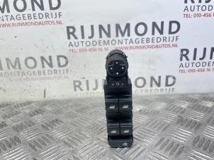 Gebruikte Schakelaar Elektrisch Raam Opel Crossland (X) 1.2 Turbo 12V Prijs € 60,50 Inclusief btw aangeboden door Autodemontage Rijnmond BV