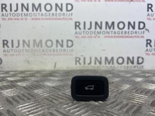 Gebruikte Schakelaar achterklep Landrover Discovery Sport (LC) 2.0 eD4 150 16V Prijs € 18,15 Inclusief btw aangeboden door Autodemontage Rijnmond BV