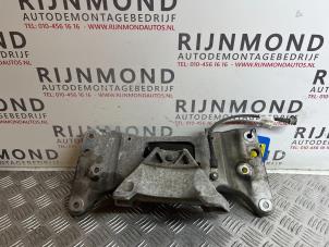 Gebruikte Versnellingsbak Steun BMW 5 serie (F10) 530d 24V Prijs op aanvraag aangeboden door Autodemontage Rijnmond BV