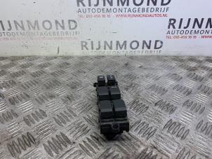 Gebruikte Schakelaar Elektrisch Raam Suzuki Swift (ZA/ZC/ZD) 1.2 16V Prijs op aanvraag aangeboden door Autodemontage Rijnmond BV