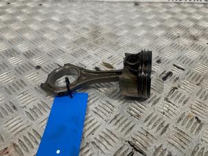 Zuiger van een BMW X6M (E71/72) 4.4i V8 Turbo 32V 2009