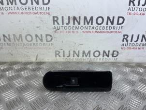 Gebruikte Ruit schakelaar elektrisch Renault Clio IV (5R) 0.9 Energy TCE 90 12V Prijs op aanvraag aangeboden door Autodemontage Rijnmond BV