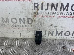 Gebruikte Schakelaar handrem Mercedes C (W205) C-200 2.0 CGI 16V Prijs € 24,20 Inclusief btw aangeboden door Autodemontage Rijnmond BV