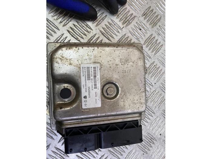 Kontaktslot + computer van een Opel Combo 1.3 CDTI 16V ecoFlex 2014