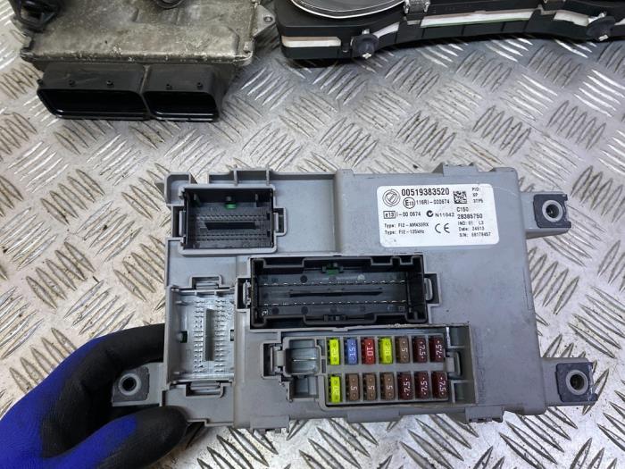 Kontaktslot + computer van een Opel Combo 1.3 CDTI 16V ecoFlex 2014