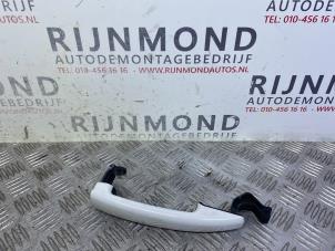 Gebruikte Portiergreep 4Deurs links-voor Peugeot 208 I (CA/CC/CK/CL) 1.0 Vti 12V PureTech Prijs € 30,25 Inclusief btw aangeboden door Autodemontage Rijnmond BV