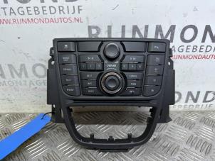 Gebruikte Radiobedienings paneel Opel Astra J Sports Tourer (PD8/PE8/PF8) 1.7 CDTi 16V Prijs op aanvraag aangeboden door Autodemontage Rijnmond BV