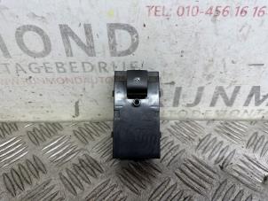 Gebruikte Ruit schakelaar elektrisch Opel Astra J Sports Tourer (PD8/PE8/PF8) 1.7 CDTi 16V Prijs € 10,00 Margeregeling aangeboden door Autodemontage Rijnmond BV