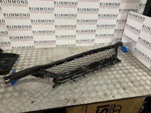 Gebruikte Bumper Rooster Mercedes C Estate AMG (S205) C-63 S,Edition 1 AMG 4.0 V8 Biturbo Prijs € 150,00 Margeregeling aangeboden door Autodemontage Rijnmond BV