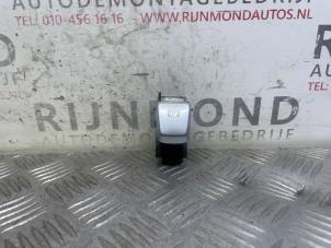 Gebruikte Handrem schakelaar Mercedes C Estate AMG (S205) C-63 S,Edition 1 AMG 4.0 V8 Biturbo Prijs € 15,00 Margeregeling aangeboden door Autodemontage Rijnmond BV