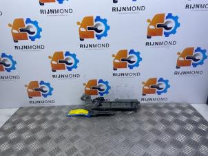 Gebruikte Motorkap Scharnier Volvo V40 (MV) 1.6 D2 Prijs € 30,00 Margeregeling aangeboden door Autodemontage Rijnmond BV