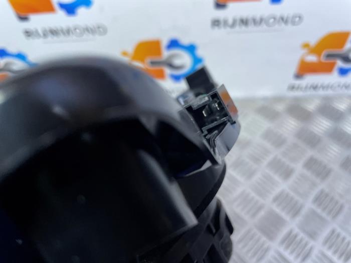 Luidspreker van een Mercedes-Benz C (W205) C-220 2.2 CDI BlueTEC, C-220 d 16V 2016