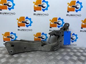 Gebruikte Versnellingsbak Steun BMW 5 serie (G30) 530d xDrive 3.0 TwinPower Turbo 24V Prijs € 70,00 Margeregeling aangeboden door Autodemontage Rijnmond BV