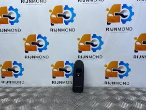 Gebruikte Ruit schakelaar elektrisch Citroen C3 (SC) 1.0 Vti 68 12V Prijs op aanvraag aangeboden door Autodemontage Rijnmond BV