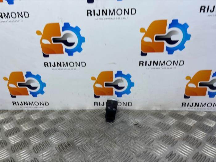 Gebruikte Schakelaar handrem Renault Kadjar (RFEH) 1.2 Energy TCE 130 Prijs op aanvraag aangeboden door Autodemontage Rijnmond BV
