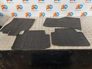 Gebruikte Matten Set Volkswagen Passat Variant (3G5) 1.4 TSI 16V Prijs op aanvraag aangeboden door Autodemontage Rijnmond BV