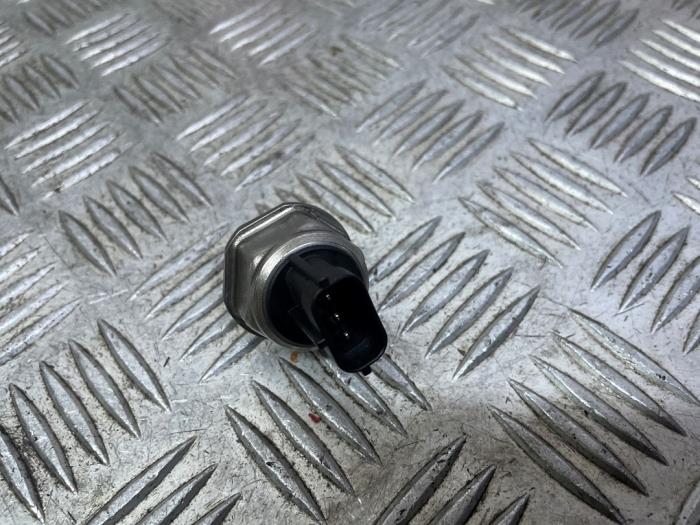 Brandstofdruk sensor van een Opel Zafira (M75) 1.7 CDTi 16V 2012