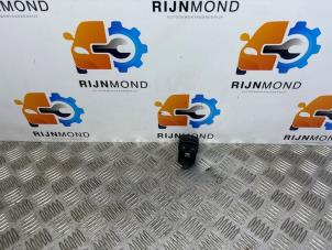 Gebruikte Raam schakelaar elektrisch Opel Corsa E 1.4 16V Prijs op aanvraag aangeboden door Autodemontage Rijnmond BV