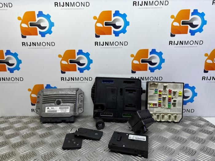 Gebruikte Kontaktslot + computer Renault Megane III Grandtour (KZ) 1.4 16V TCe 130 Prijs € 175,00 Margeregeling aangeboden door Autodemontage Rijnmond BV