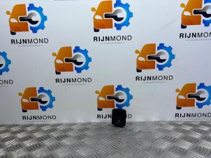 Gebruikte Ruit schakelaar elektrisch Volkswagen Caddy IV 2.0 TDI 102 Prijs € 10,00 Margeregeling aangeboden door Autodemontage Rijnmond BV