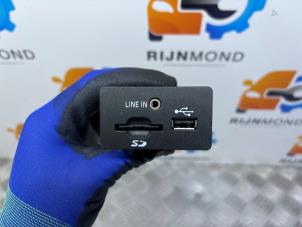 Gebruikte AUX/USB aansluiting Ford Focus 3 Wagon 1.5 TDCi Prijs op aanvraag aangeboden door Autodemontage Rijnmond BV