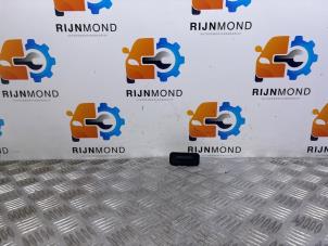 Gebruikte Handgreep Achterklep Renault Clio IV (5R) 1.2 16V Prijs op aanvraag aangeboden door Autodemontage Rijnmond BV