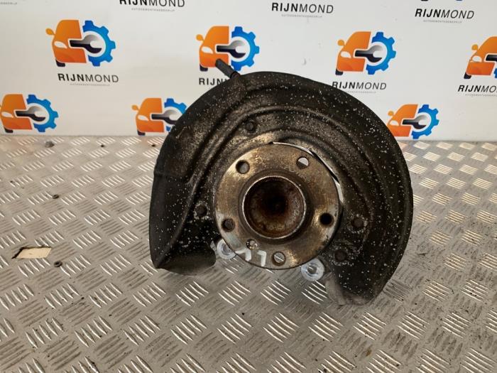Fusee links-voor van een BMW 1 serie (F20) 118i 1.5 TwinPower 12V 2017