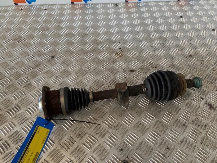 Gebruikte Aandrijfas links-voor Volkswagen Polo IV (9N1/2/3) 1.4 TDI 70 Prijs op aanvraag aangeboden door Autodemontage Rijnmond BV