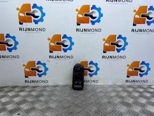 Gebruikte Ruit schakelaar elektrisch Opel Vivaro 2.5 CDTI 16V Prijs € 19,99 Margeregeling aangeboden door Autodemontage Rijnmond BV