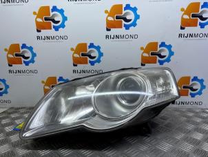 Gebruikte Linker Koplamp Volkswagen Passat Variant (3C5) 1.8 TSI 16V Prijs € 75,00 Margeregeling aangeboden door Autodemontage Rijnmond BV