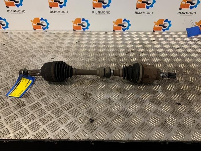 Gebruikte Aandrijfas links-voor Nissan NV 200 (M20M) 1.5 dCi 86 Prijs € 70,00 Margeregeling aangeboden door Autodemontage Rijnmond BV