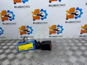 Gebruikte Veiligheidsgordel Insteek midden-achter Peugeot 308 (L3/L8/LB/LH/LP) 1.2 12V VTi PureTech 82 Prijs op aanvraag aangeboden door Autodemontage Rijnmond BV