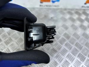 Gebruikte Achterklep Handgreep BMW 5 serie (F10) 520d 16V Prijs op aanvraag aangeboden door Autodemontage Rijnmond BV