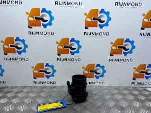 Gebruikte Luchtmassameter Renault Trafic New (FL) 2.0 dCi 16V 90 Prijs op aanvraag aangeboden door Autodemontage Rijnmond BV