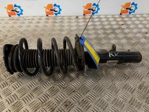 Gebruikte Schokbreker rechts-voor Ford Grand C-Max (DXA) 1.0 Ti-VCT EcoBoost 12V 125 Prijs op aanvraag aangeboden door Autodemontage Rijnmond BV