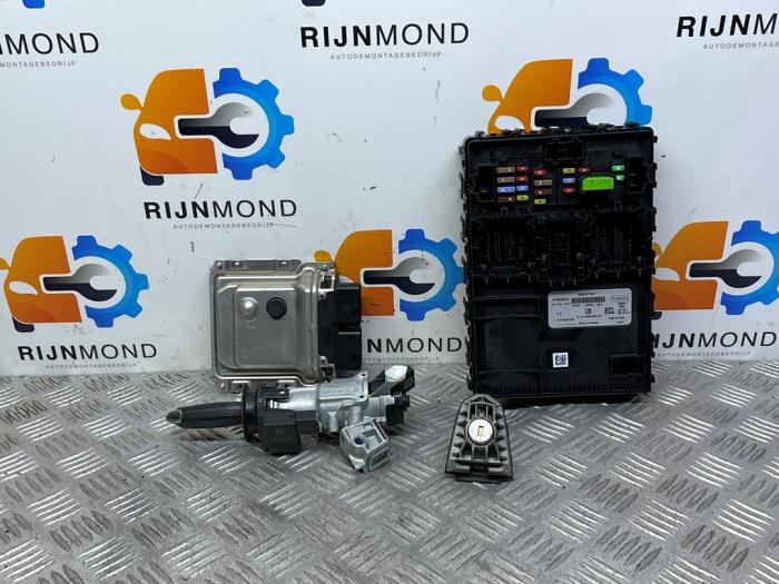 Gebruikte Kontaktslot + computer Ford Fiesta 7 1.1 Ti-VCT 12V 85 Prijs op aanvraag aangeboden door Autodemontage Rijnmond BV