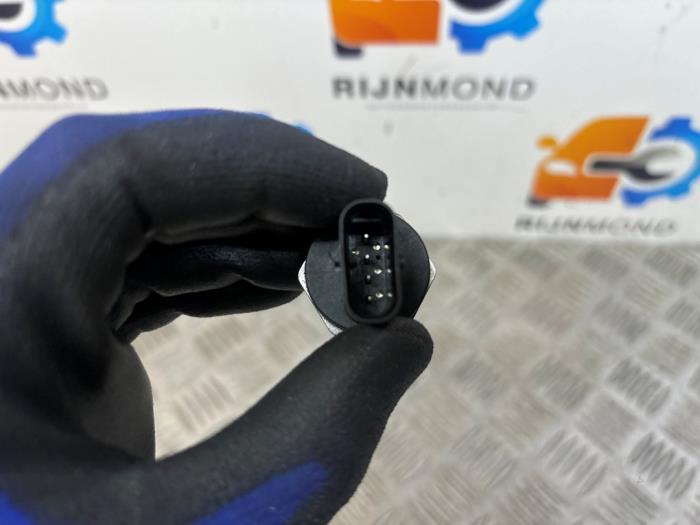 Brandstofdruk sensor van een Mercedes-Benz A (W176) 1.6 A-180 16V 2016