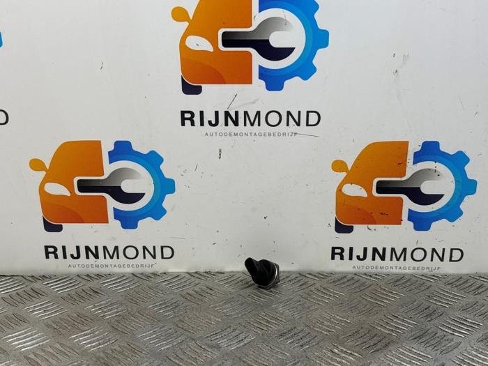 Brandstofdruk sensor van een Mercedes-Benz A (W176) 1.6 A-180 16V 2016