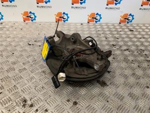 Gebruikte Fusee links-achter Mercedes C Estate (S205) C-180 1.6 16V BlueEfficiency Prijs € 80,00 Margeregeling aangeboden door Autodemontage Rijnmond BV