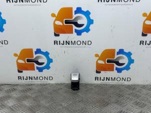 Gebruikte Handrem schakelaar Mercedes C Estate (S205) C-180 1.6 16V BlueEfficiency Prijs € 15,00 Margeregeling aangeboden door Autodemontage Rijnmond BV