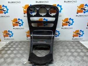 Gebruikte Middenconsoles Mercedes C Estate (S205) C-180 1.6 16V BlueEfficiency Prijs € 170,00 Margeregeling aangeboden door Autodemontage Rijnmond BV